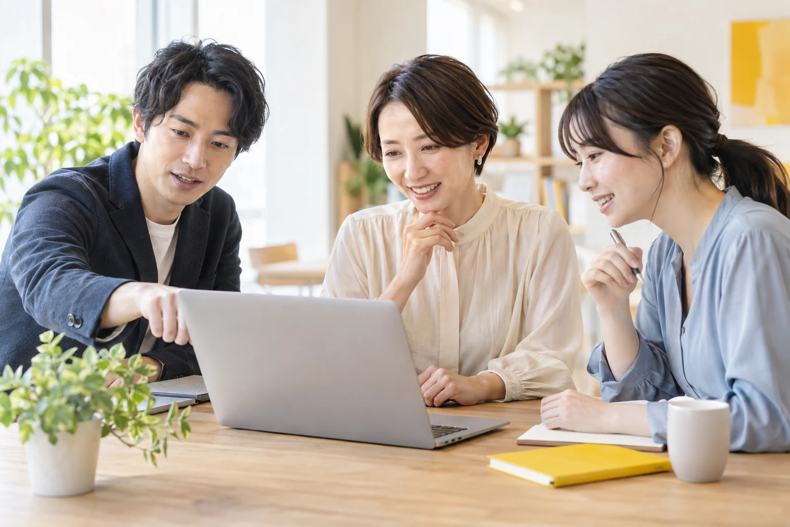 パソコンを囲む相談風景のイメージ